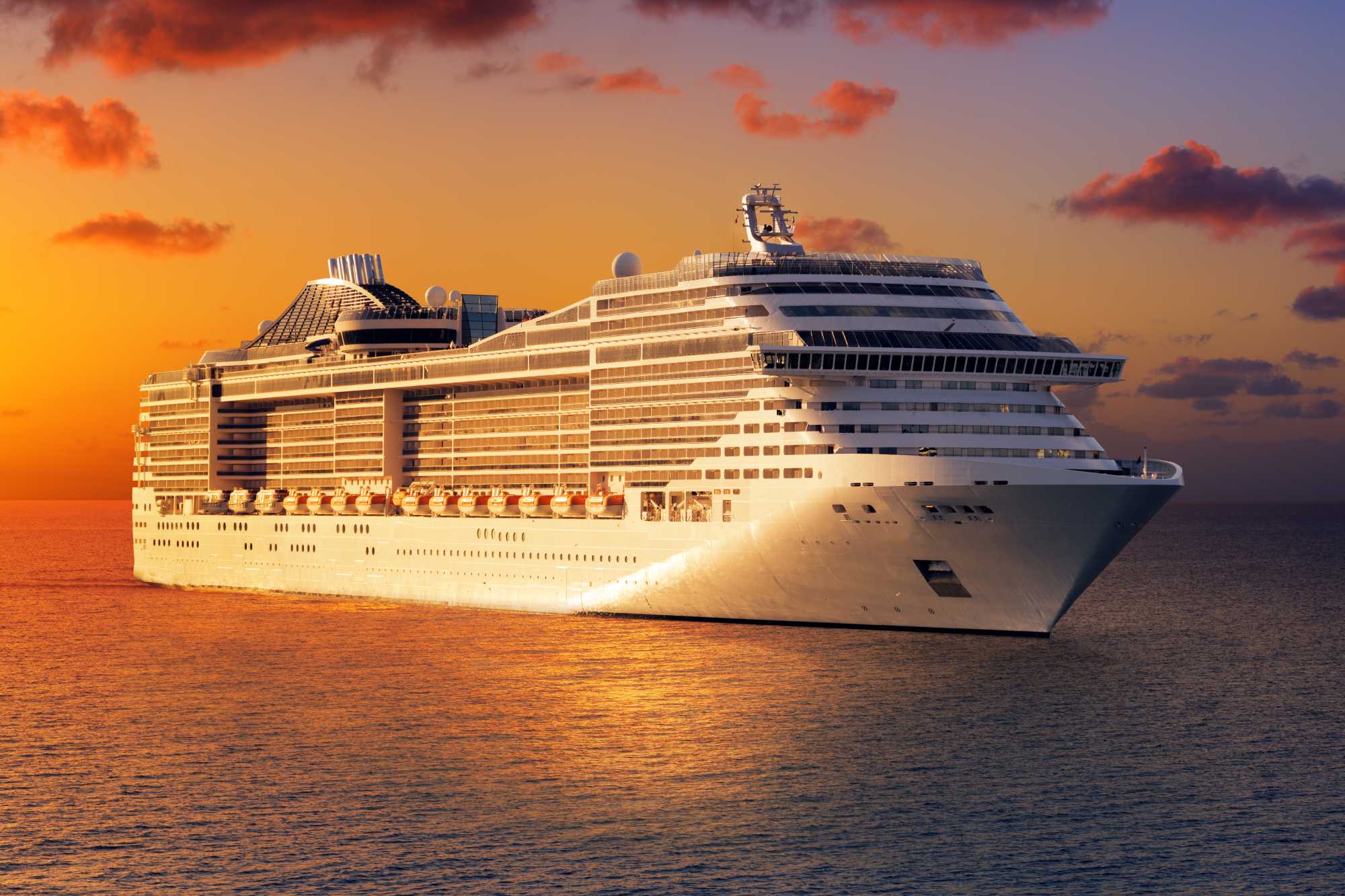 Kreuzfahrt bei Sonnenuntergang im Ozean