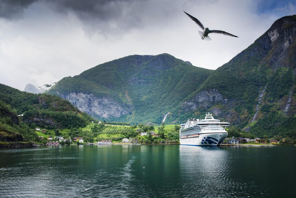 Kreuzfahrtschiff in einer Bucht